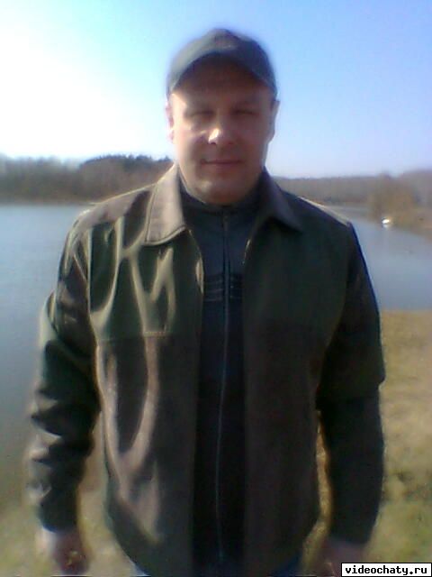 у реки